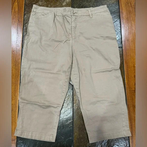 Gloria Vanderbilt Khaki Capris Size 12 - Picture 1 of 3
